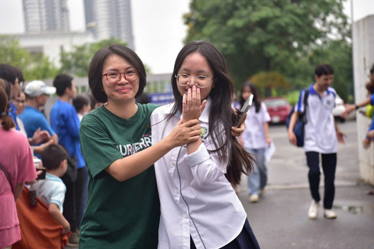 Sáng nay (29/5), thí sinh Hà Nội làm thủ tục dự thi lớp 10 THPT công lập