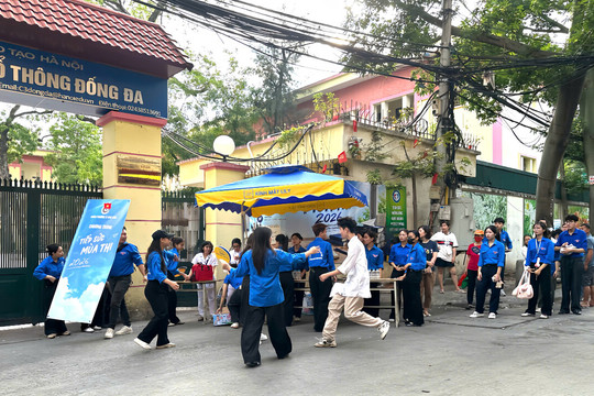 Cận giờ thi Ngữ văn vào lớp 10, nhiều thí sinh cuống cuồng chạy vào điểm thi