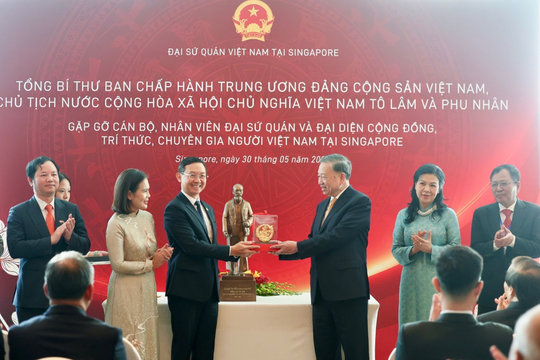 Tổng Bí thư, Chủ tịch nước Tô Lâm và Phu nhân gặp gỡ cán bộ, nhân viên ĐSQ và đại diện cộng đồng người Việt ở Singapore