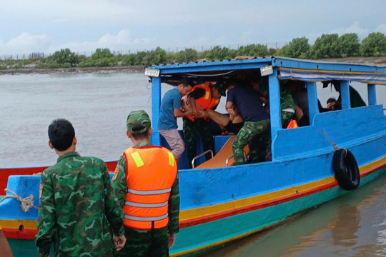 Cứu nhiều thuyền viên trên tàu cháy, chìm ngoài khơi ở Vĩnh Long