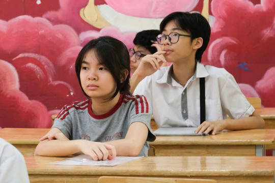 Gần 125.000 thí sinh Hà Nội bước vào ngày thi đầu tiên kỳ thi lớp 10