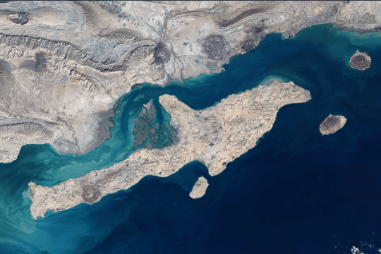Mỹ tấn công cơ sở UAV, Iran bắn trả căn cứ không quân