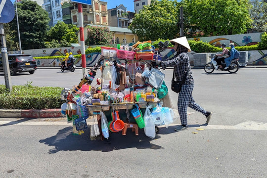 Thời tiết ngày 2/6: Hà Nội nắng nóng gay gắt, nhiệt độ có nơi vượt 37 độ C