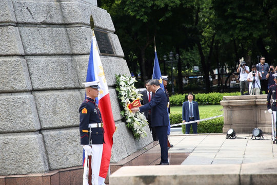 Tổng Bí thư, Chủ tịch nước dâng hoa tại Đài tưởng niệm anh hùng dân tộc Jose Rizal