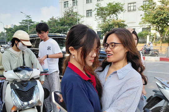 Con thi vào lớp 10 chuyên, phụ huynh bật khóc chia sẻ về hành trình con đã đi qua