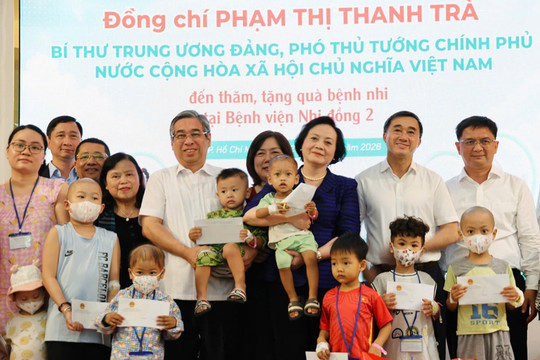 Phó Thủ tướng Phạm Thị Thanh Trà thăm bệnh nhi ung thư tại Bệnh viện Nhi đồng 2