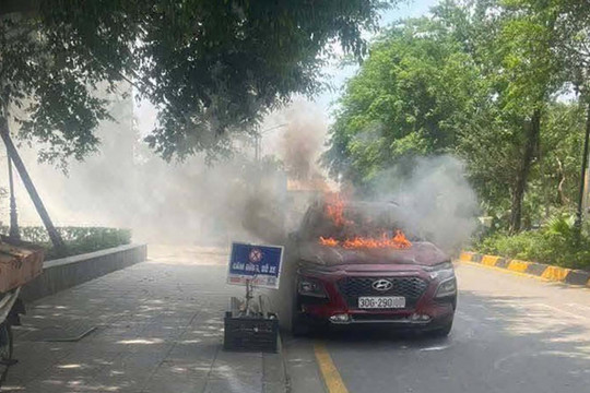 Ô tô bốc cháy dữ dội giữa trưa nắng nóng ở Hà Nội