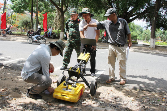 Dùng radar xuyên đất hỗ trợ tìm kiếm mộ tập thể liệt sĩ ở Quảng Ngãi