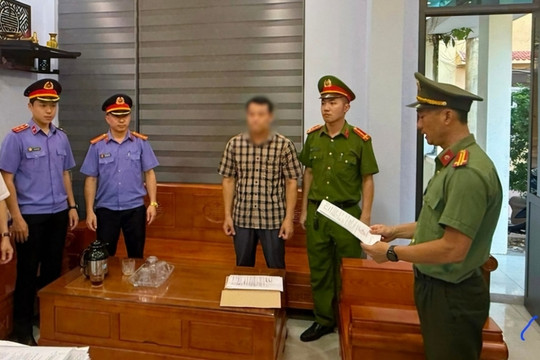 Bắt hiệu trưởng trường tiểu học ở Quảng Trị để điều tra tội nhận hối lộ
