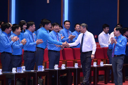 Thủ tướng Lê Minh Hưng trao đổi, thảo luận với đại biểu dự Đại hội Công đoàn