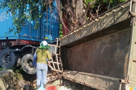 Xe đầu kéo va chạm công nông làm 5 người thương vong