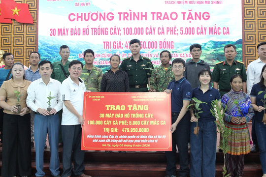 Trao tặng cây giống cà phê, mắc ca cho người dân vùng cao Điện Biên