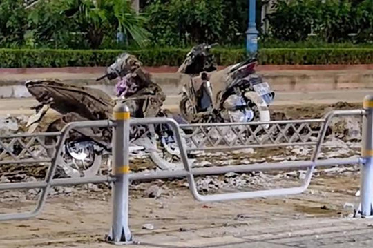 Bùn đất tràn đường Võ Chí Công (Hà Nội), hàng loạt xe trượt ngã nguy hiểm