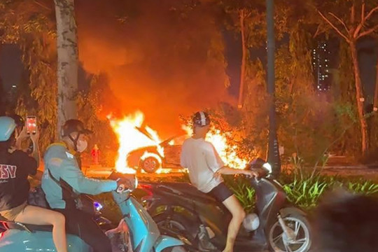 Cháy lớn tại công viên Thiên Văn Học (Hà Nội), ô tô bị lửa thiêu rụi đến trơ khung