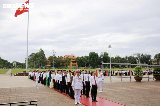 Đại biểu dự Đại hội Hội Nông dân Việt Nam vào Lăng viếng Chủ tịch Hồ Chí Minhh