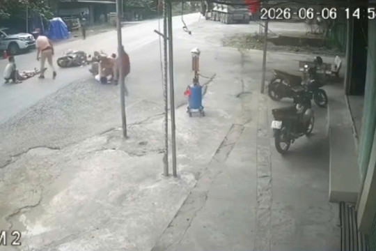 Hai đối tượng đi xe máy tông vào cảnh sát giao thông đang làm nhiệm vụ