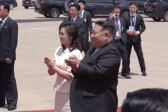 Ông Kim Jong-un ra sân bay đón ông Tập Cận Bình