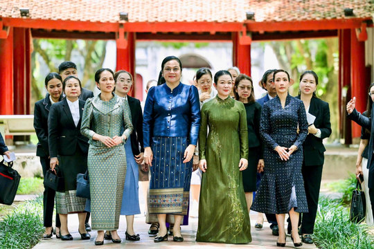 Phu nhân Thủ tướng Lê Minh Hưng cùng các Phu nhân nước bạn tham quan Văn Miếu