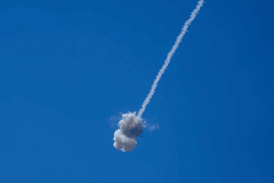 Mỹ tấn công sau vụ trực thăng bị bắn rơi, Iran phóng tên lửa, UAV đáp trả