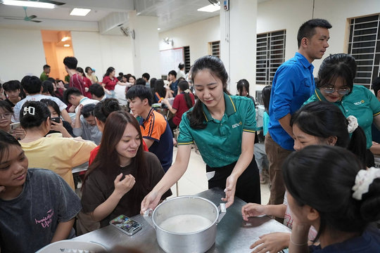 Nồi cháo yêu thương tiếp sức các sĩ tử kỳ thi tốt nghiệp THPT 2026