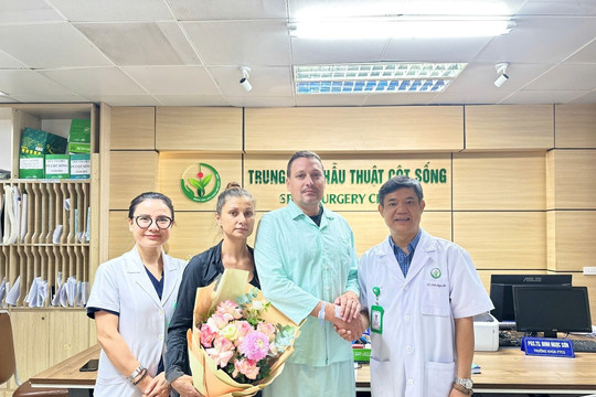Khách Tây chọn phẫu thuật cột sống tại Việt Nam, 1 ngày đã được xuất viện