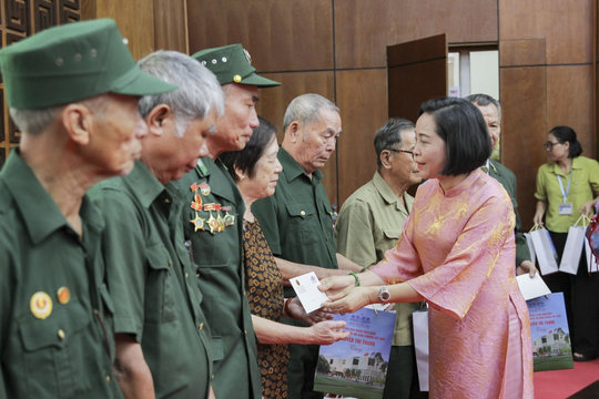 Phó Chủ tịch Quốc hội Nguyễn Thị Thanh trao quà cho gia đình chính sách, học sinh