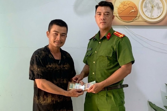 Nhặt được ví có tiền, người dân ở Lâm Đồng giao nộp công an để tìm chủ
