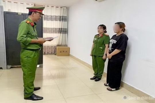 Người mẹ trẻ bị bắt vì đánh con dẫn đến tử vong