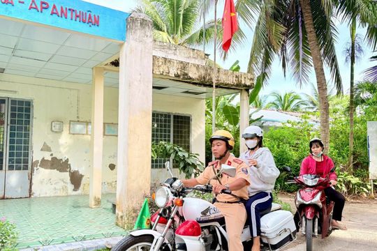 Cảnh sát giao thông dùng xe đặc chủng đưa 3 thí sinh đi thi kịp giờ