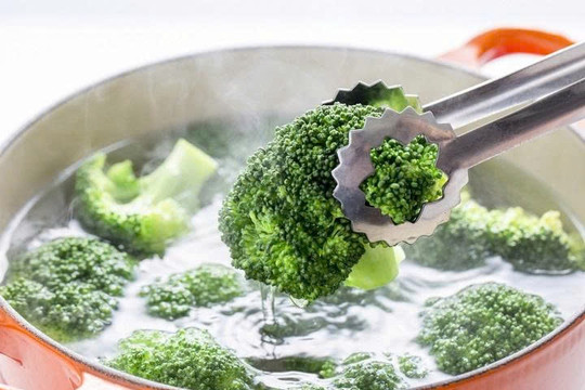 Có nên dùng nước luộc rau làm canh? Sự thật ít người để ý