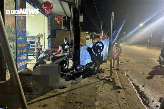 Xe máy tông vào gốc cây bên đường, hai thanh niên ở Đắk Lắk thương vong
