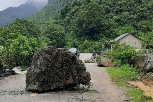 Dông lốc trong đêm, tảng đá 40 tấn lăn xuống khu vực nhà dân ở Cao Bằng