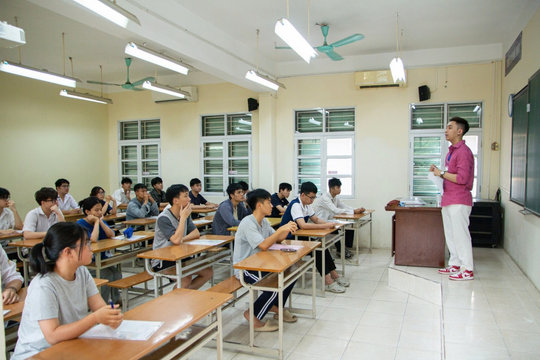 Lỗ hổng kỷ cương phòng thi từ vụ giám thị nhắc bài, đề nghị đổi bài ở Quảng Ninh