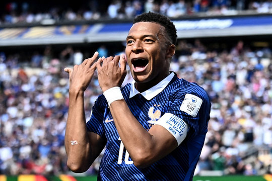 Kylian Mbappe vượt thành tích của Messi, lập kỷ lục vô tiền khoáng hậu
