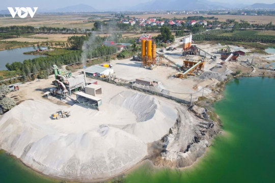 Khởi tố 3 bị can về hành vi đổ trộm gần 700 tấn chất thải bê tông ra môi trường