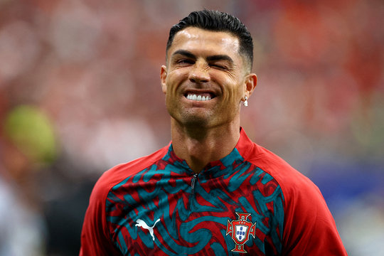 Ronaldo gây thất vọng vẫn đuổi kịp Messi, lập thêm 1 kỷ lục