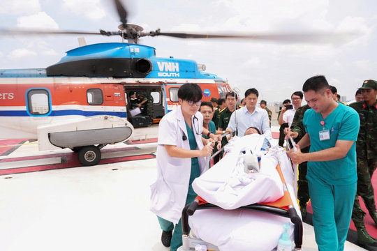 Trực thăng đưa bệnh nhân nguy kịch từ Nhà giàn DK1 về đất liền cấp cứu