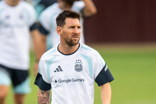 Messi thoát thẻ đỏ, đối thủ kiện trọng tài lên FIFA