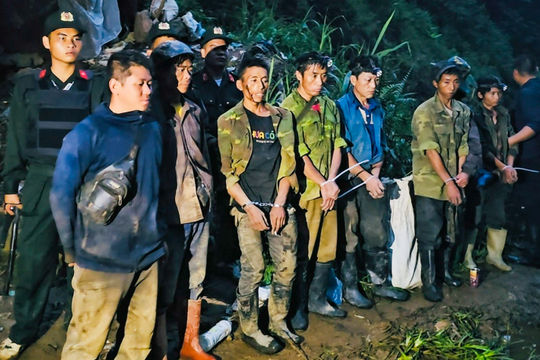 Cảnh sát vây bắt nhóm tội phạm dựng lán trong rừng sâu bán ma túy