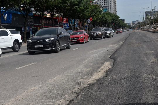 Hà Nội hoàn trả mặt đường sau dự án chống ngập: Nhiều gồ ghề, nham nhở mất an toàn
