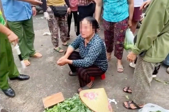 Mâu thuẫn chỗ bán hàng, người phụ nữ bán rau bị xịt nước áp lực cao vào mặt