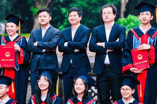 Lớp học 34/34 trò đỗ chuyên Toán, Tin, thầy chủ nhiệm bật khóc