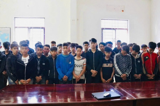 Khởi tố 17 đối tượng mang hung khí truy lùng đối thủ