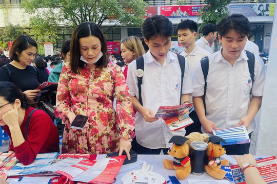 Khi cánh cửa lớp 10 công lập khép lại: Học sinh còn những lối đi nào?