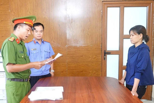 Khởi tố người phụ nữ xịt vòi nước cao áp vào mặt bà bán rau ở Phú Thọ