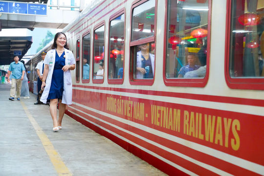 Chuyến tàu đặc biệt chở hơn 1.200 y bác sĩ Bệnh viện Bạch Mai lăn bánh