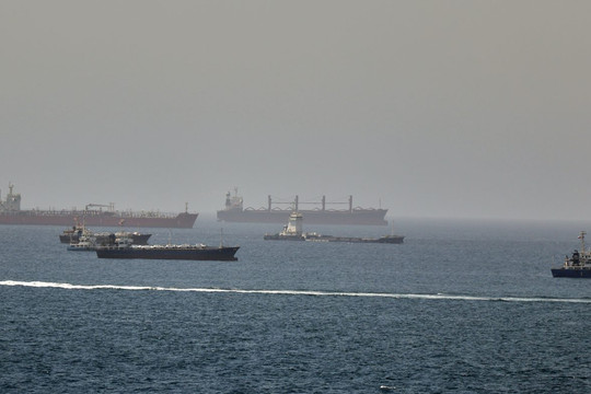 Iran bị cáo buộc tấn công tàu hàng gần Oman, căng thẳng eo biển Hormuz leo thang