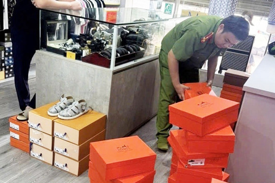 Đột kích cửa hàng hàng hiệu, phát hiện lô hàng giả trăm triệu đồng ở Thái Nguyên