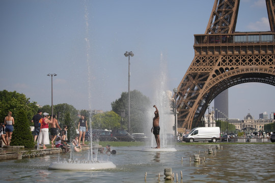 Nắng nóng kỷ lục gây khó khăn cho hoạt động du lịch ở Paris