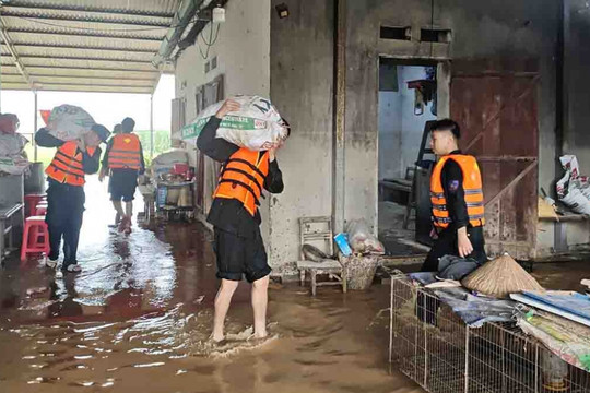 Mưa lũ Cao Bằng: Mực nước sông dâng cao, nhiều hộ dân phải di dời tài sản